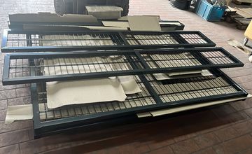 Schwarz pulverbeschichtete Metallrahmen als Referenzarbeit