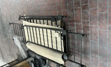 Hell beschichtetes Metallgestell in der Werkstatt