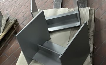 Pulverbeschichtete Blechbauteile in grauer Ausführung