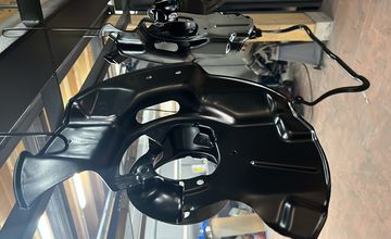 Schwarz beschichtetes Metallbauteil in der Produktionsanlage