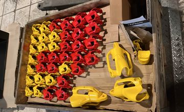 Rot und gelb beschichtete Bremssättel in Serienanordnung