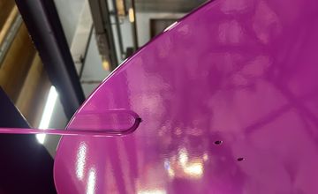 Pink beschichtete Oberfläche eines Metallbauteils