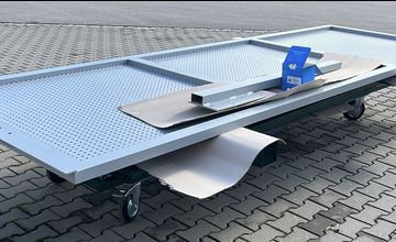 Großes beschichtetes Metallbauteil auf einem Transportwagen