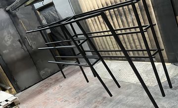 Schwarz beschichtete Metallgestelle als Referenz aus der Lohnbeschichtung