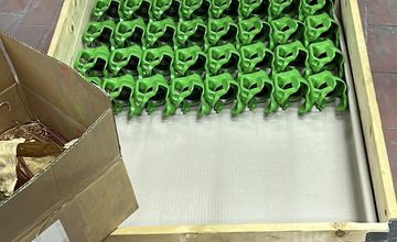 Grün beschichtete Serienteile in gleichmäßiger Ausführung