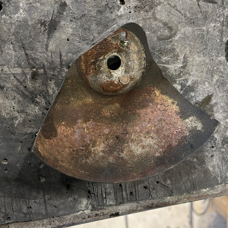 Stark verrostetes Metallbauteil vor dem Sandstrahlen und Entlacken