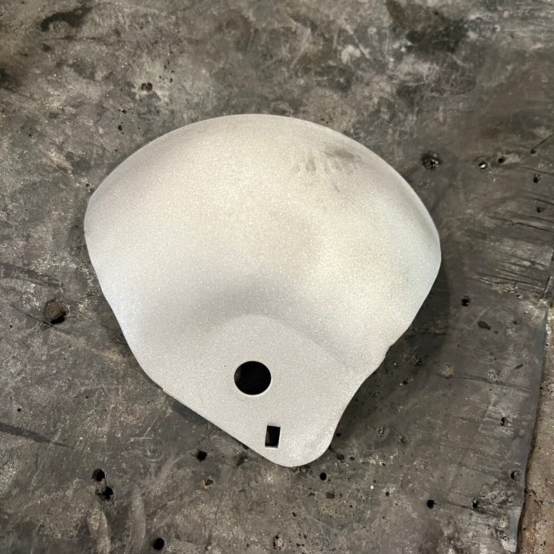 Gereinigtes Metallbauteil nach dem Sandstrahlen als Vorbereitung für die Weiterverarbeitung