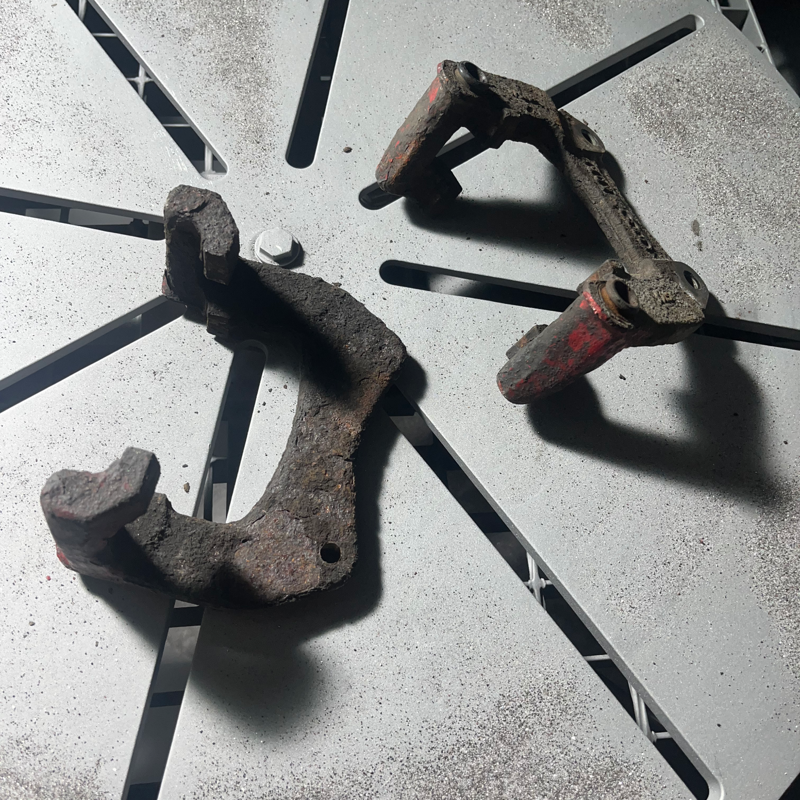 Korrodierte Metallhalter vor der Oberflächenvorbereitung