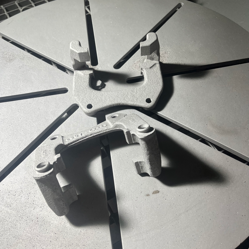 Sauber vorbereitete Metallhalter nach dem Strahlen und der Vorbehandlung