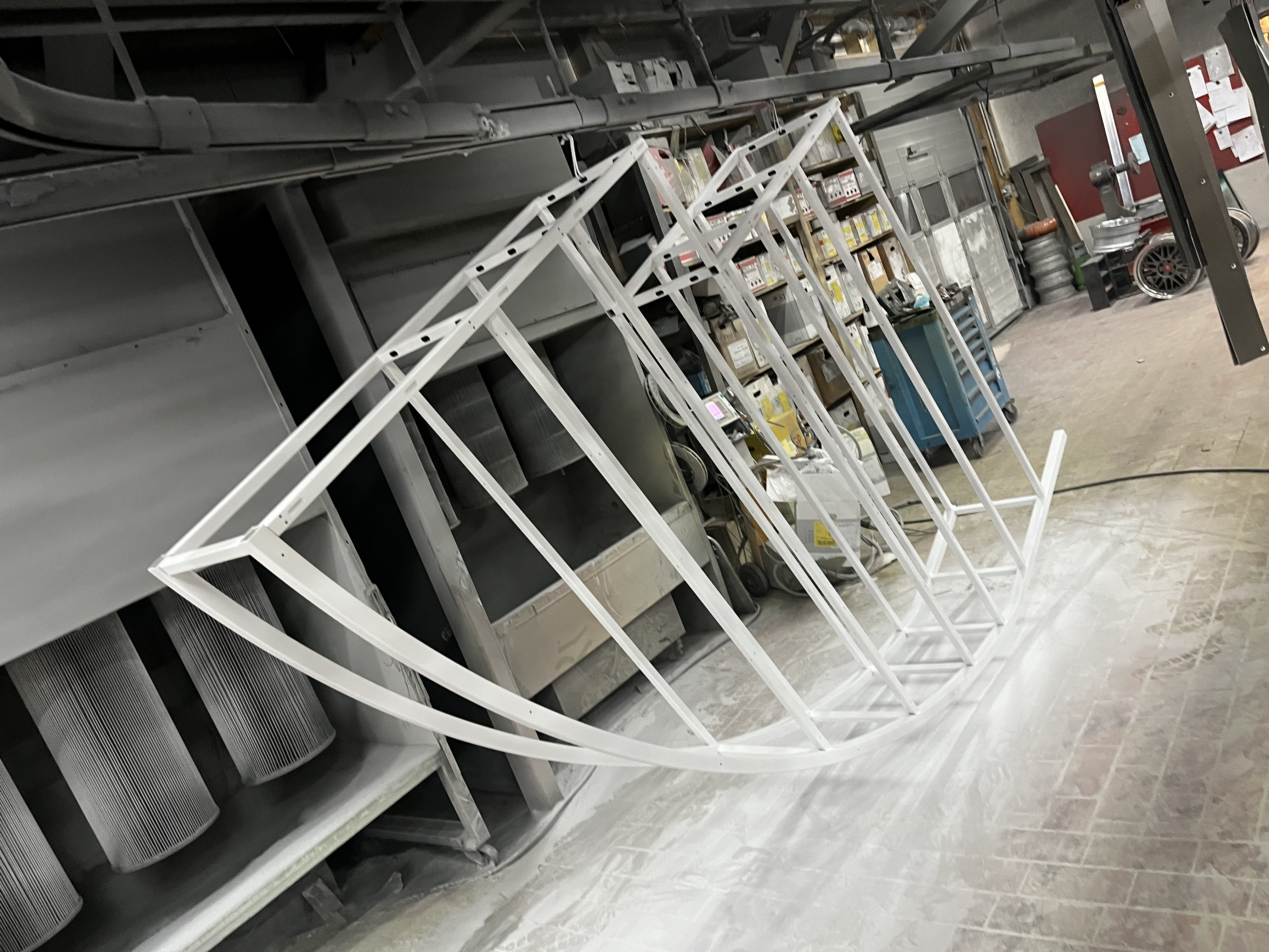 Pulverbeschichtetes Metallgestell in der Anlage bei Proment Pulvern