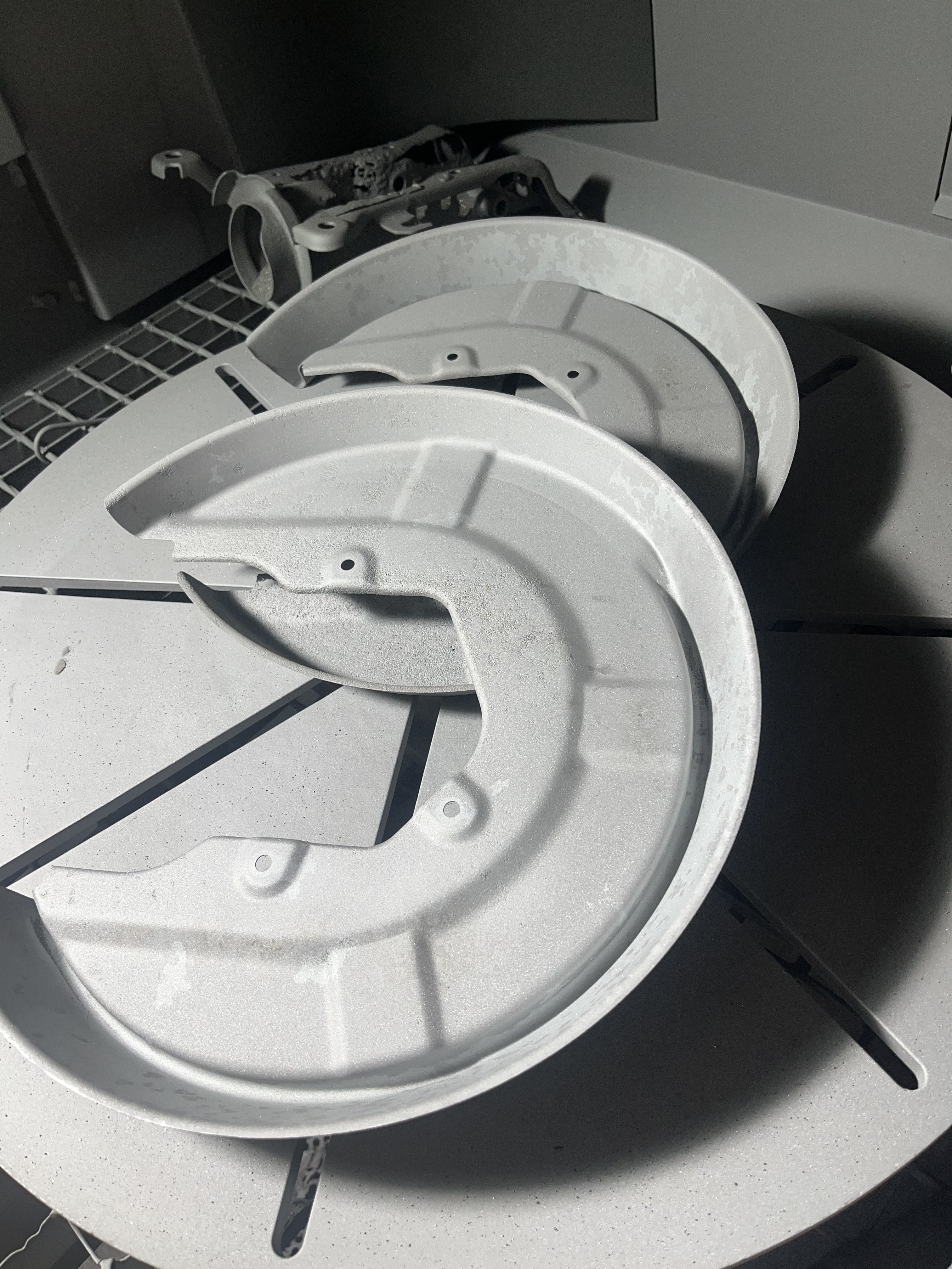 Gestrahlte Bremsscheiben-Abdeckbleche nach dem Entlacken und der Oberflächenvorbereitung