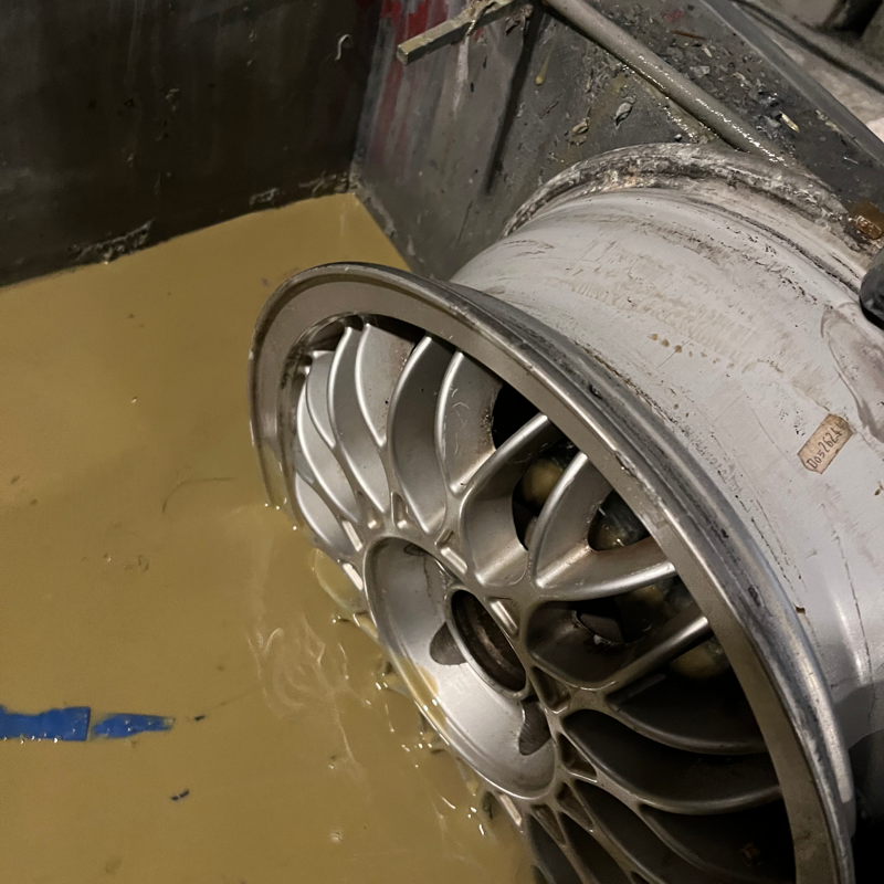 Felge bei der chemischen Entlackung als Vorbereitung für die Pulverbeschichtung